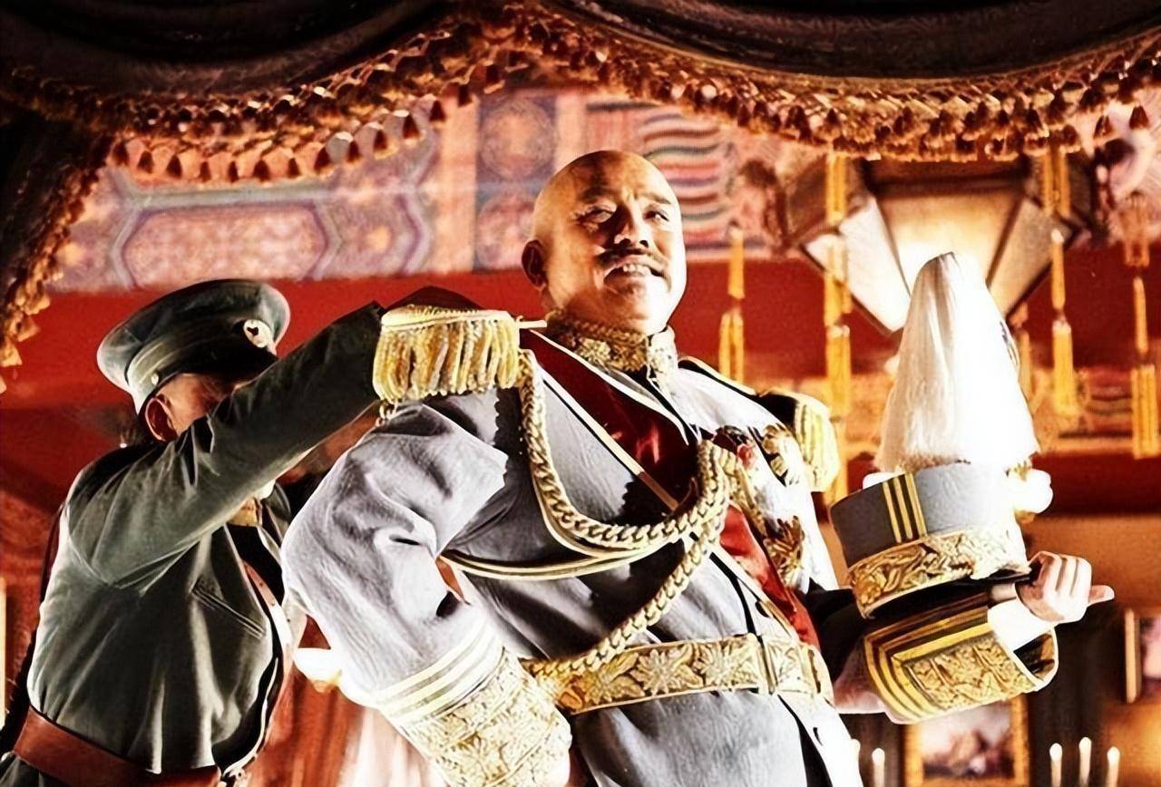 清朝最后一位摄政王,28岁就退休在家,晚年以90万斤