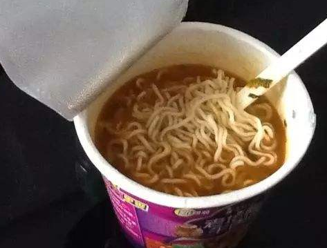 又干又硬一般很多人在泡方便面的时候,都是直接将开水倒入泡面当中