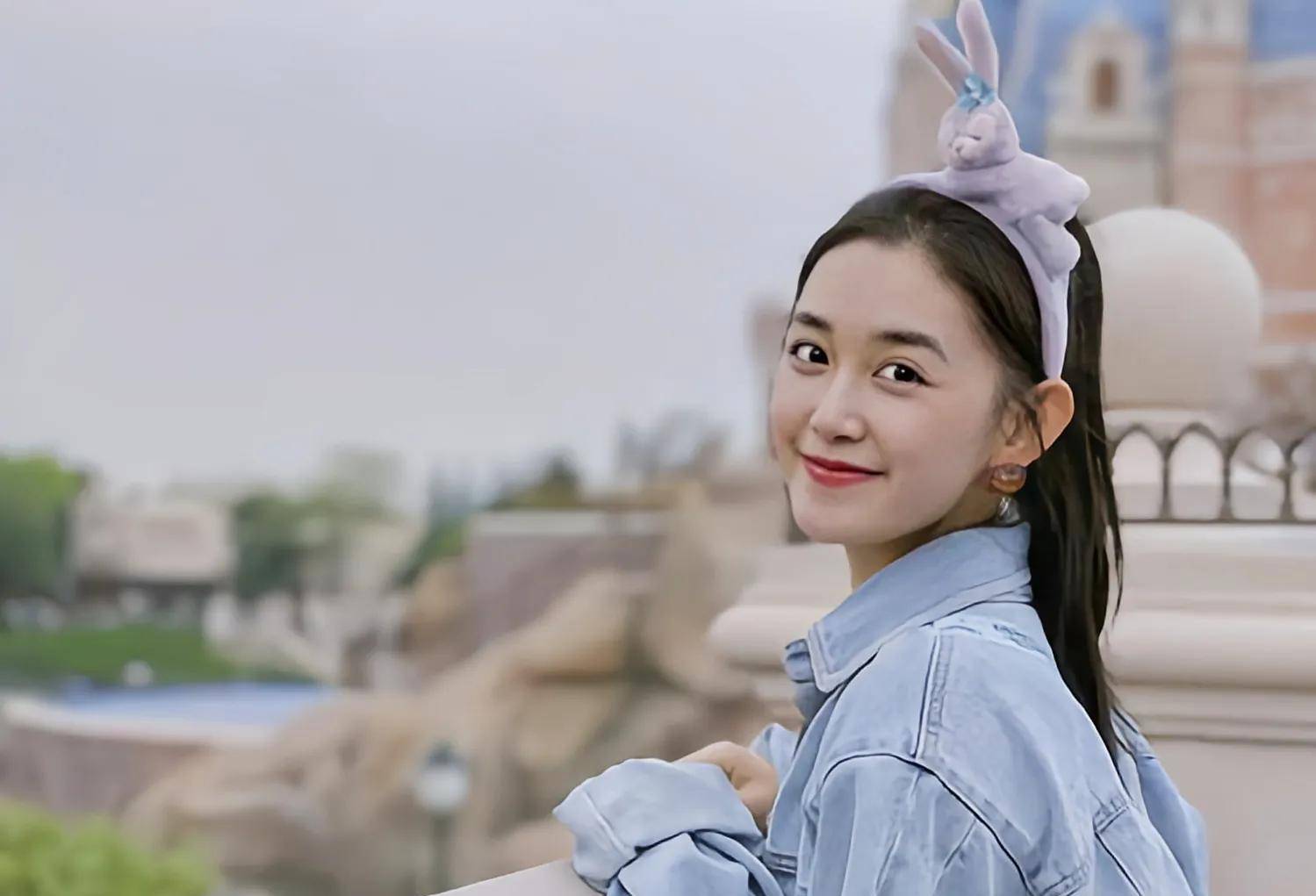 后来在2010年,蒋依依在《美人心计》中扮演童年时期的聂慎儿和王娡