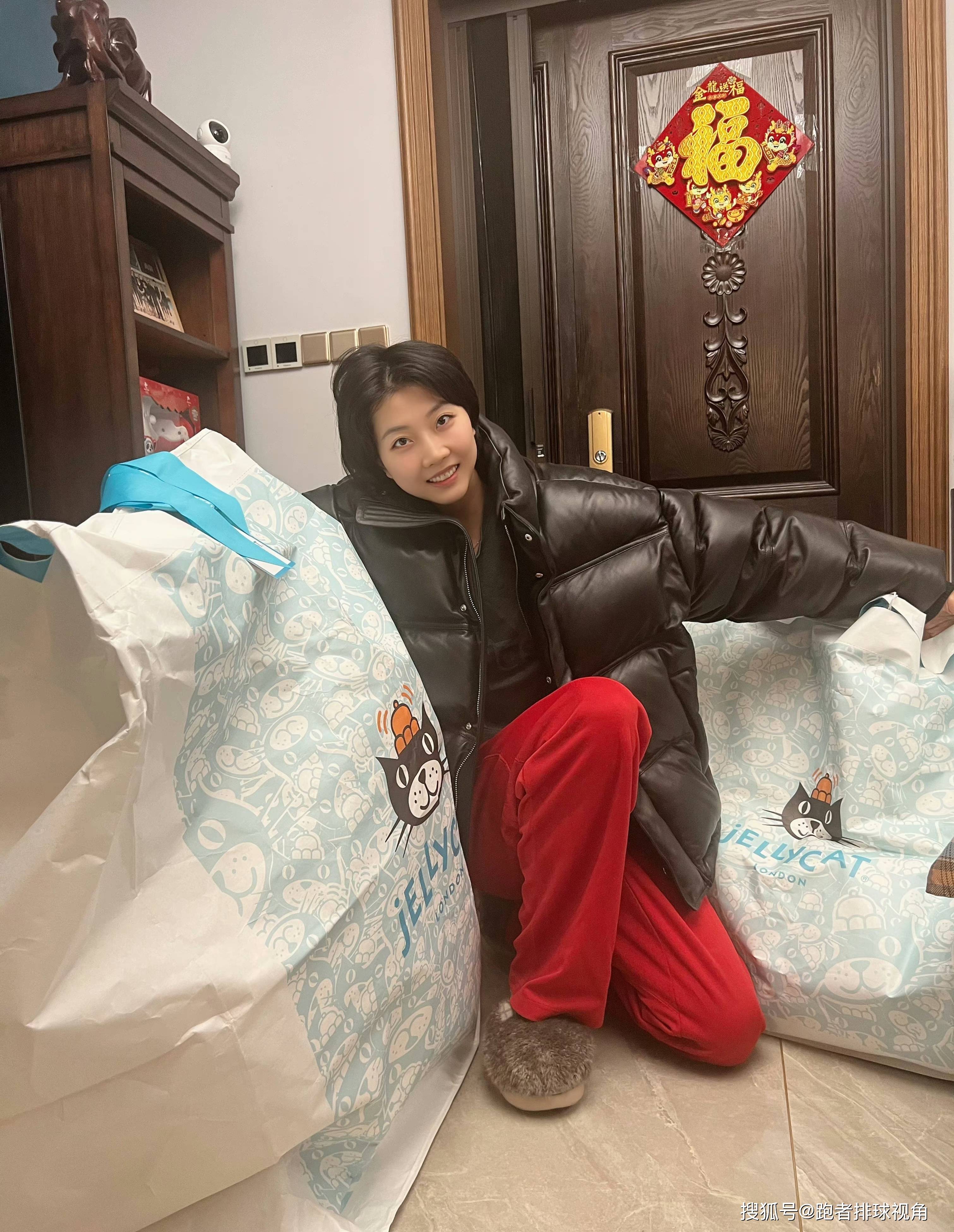 袁心玥晒泳装照,远赴国外度假,变身长发美女,中国女排