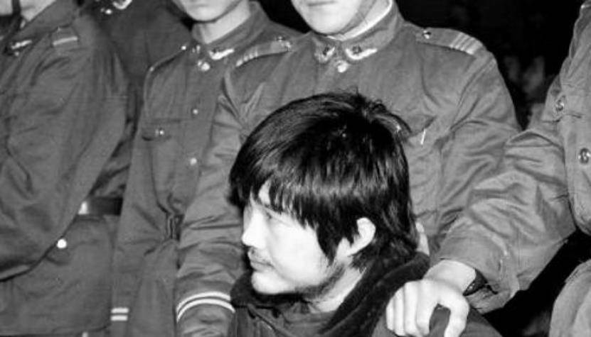 背负11条人命,拒不认罪还越狱,死刑前仰天大笑_警方_廖苇丽_贺健