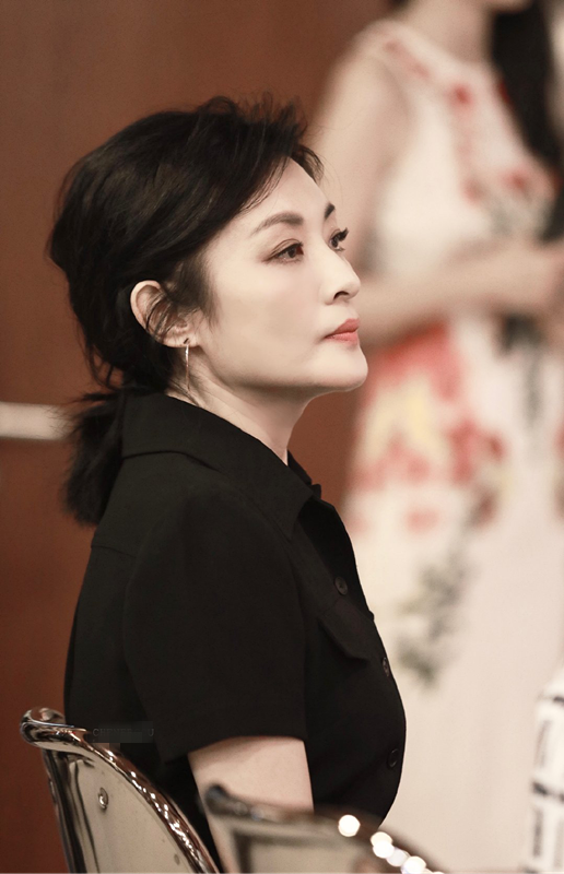 55岁周涛的减龄穿搭:连帽卫衣 运动裤 低马尾,时髦又减龄_女性_时尚