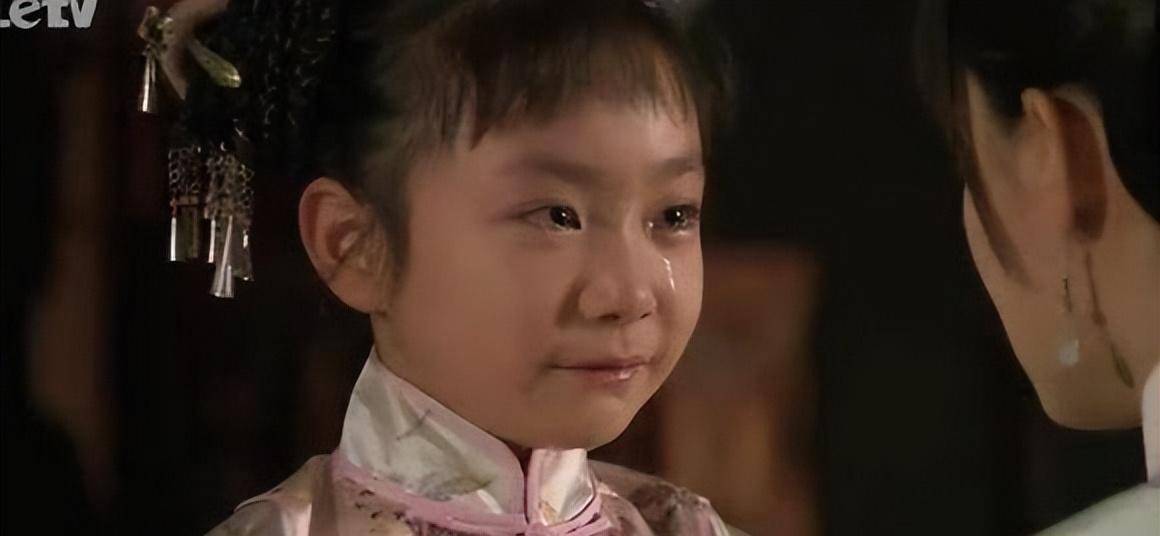 孙俪携22岁妹妹拍时尚大片,孙艳长相老气眼神涣散,遭