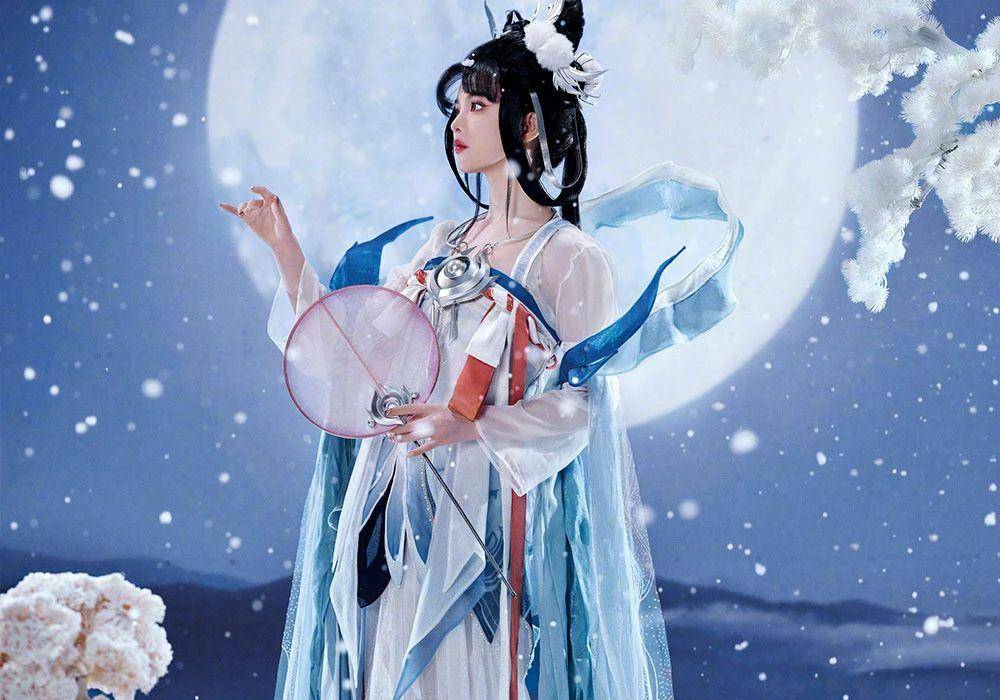 杨超越cos嫦娥被喷惨?轻纱雪肌巴掌脸,却像个木头美人?