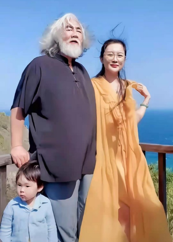 杜星霖穿吊带狂秀花瓶曲线,他老态龙钟像爷爷辈_感觉_头发_妻子