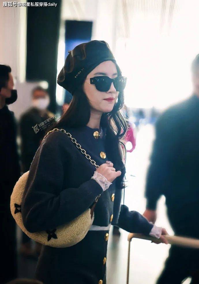 看看明星们喜欢戴上哪些经典贝雷帽_造型_白色_秦岚