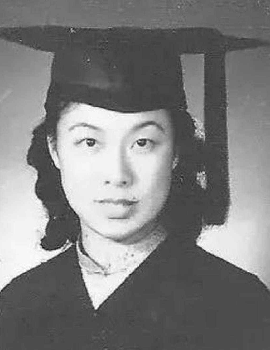 19岁痛失初恋,她30年独身拒绝无数优秀追求者,49岁