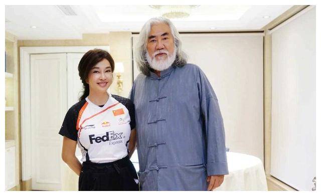 刘晓庆与张纪中合照,年龄近现神差异,貌比两代!_活力_时间_挑战