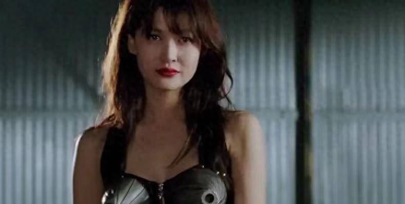 从儿童时期就开始了红颜薄命的一生2002年7月31日,香港一代艳星陈宝莲