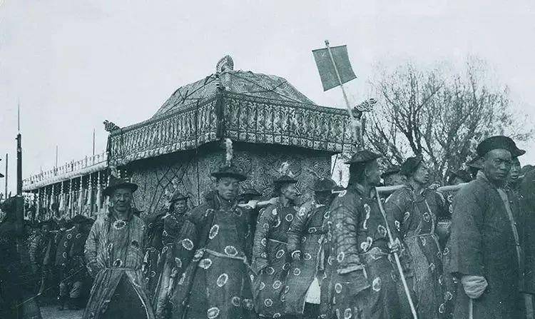 但这么高调的出殡仪式,实在是不适合清朝尾巴这个节骨眼上,国家马上要