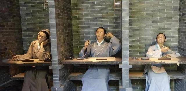 难怪范进才考中个举人就疯了