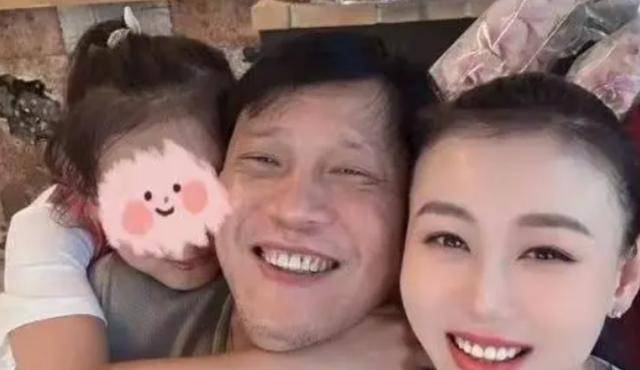 范志毅带家人在日本过年,骑摩托艇冲浪,妻子大长腿抢镜!