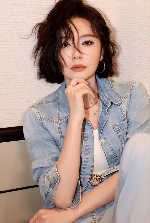 秦岚甜美写真曝光, 叼着棒棒糖,率性可爱_生活_观众_形象