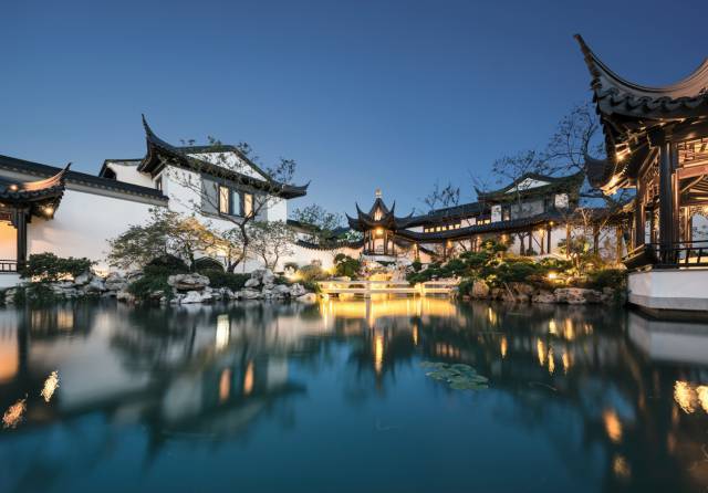 项目设计为上海为数不多的中式别墅,江南古典园林宅院,让业主体验到