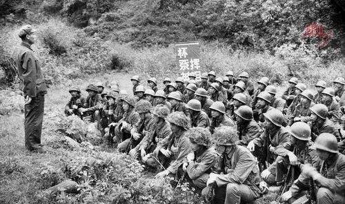 老山勇士出征壮行酒,有的战士人生第一次喝酒又是告别人生的酒!
