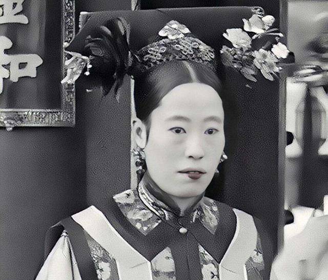 瑾妃开除了溥仪的太医,溥仪气得大吼:整个皇宫,到底是听谁的?