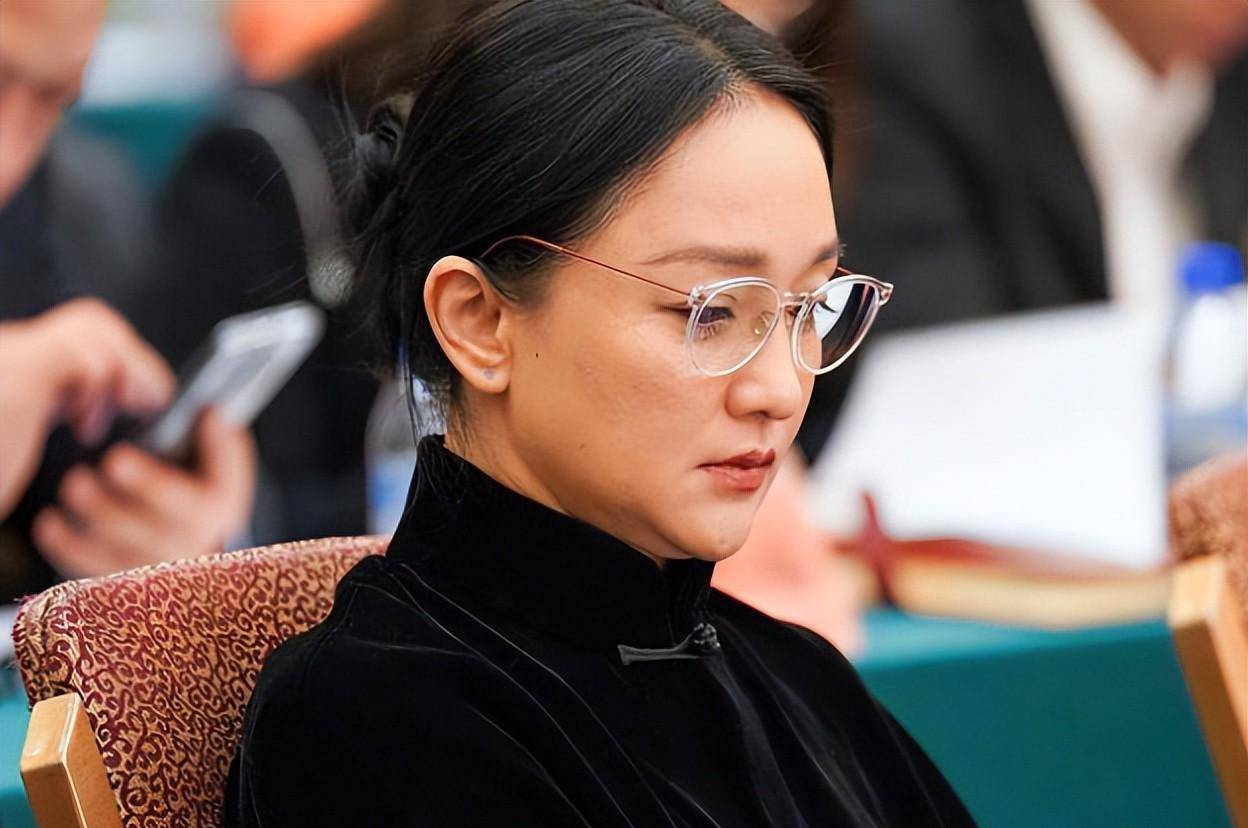 谁又能想到,人民大会堂的镜头,却成了明星真实颜值的"