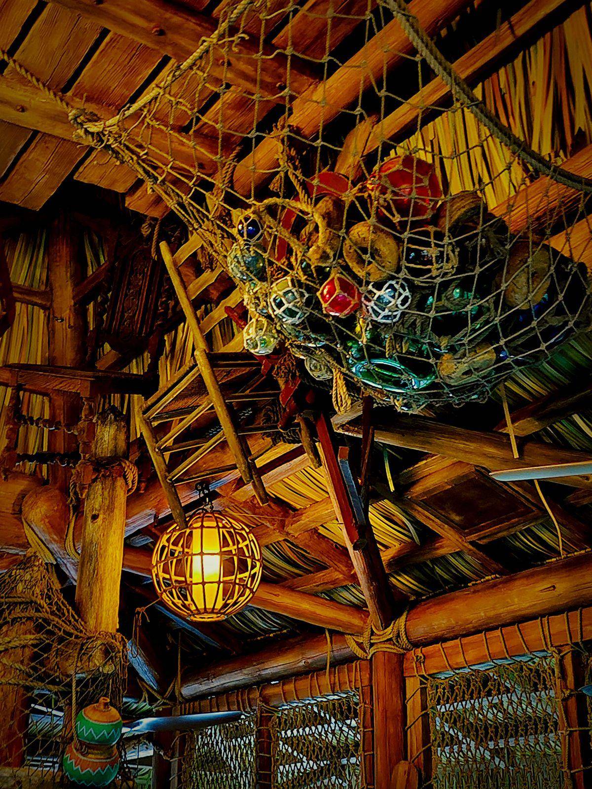 旋转木马的夜景效果很不错,手机拍摄