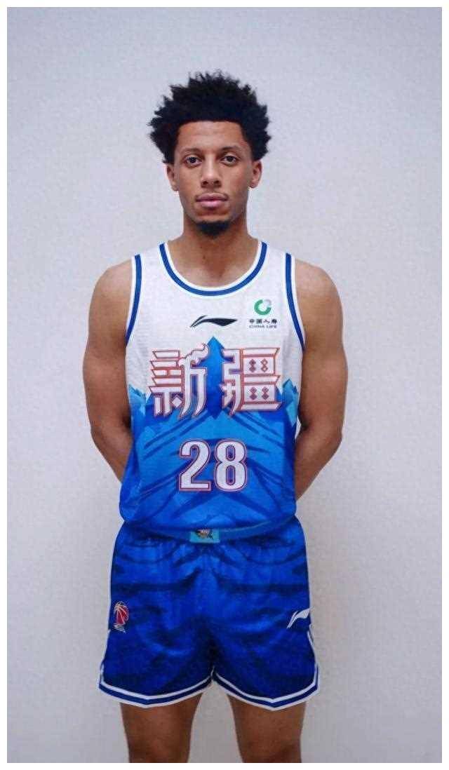 新疆男篮四外援集聚 吃抓饭,琼斯独霸一桌,威金顿害羞