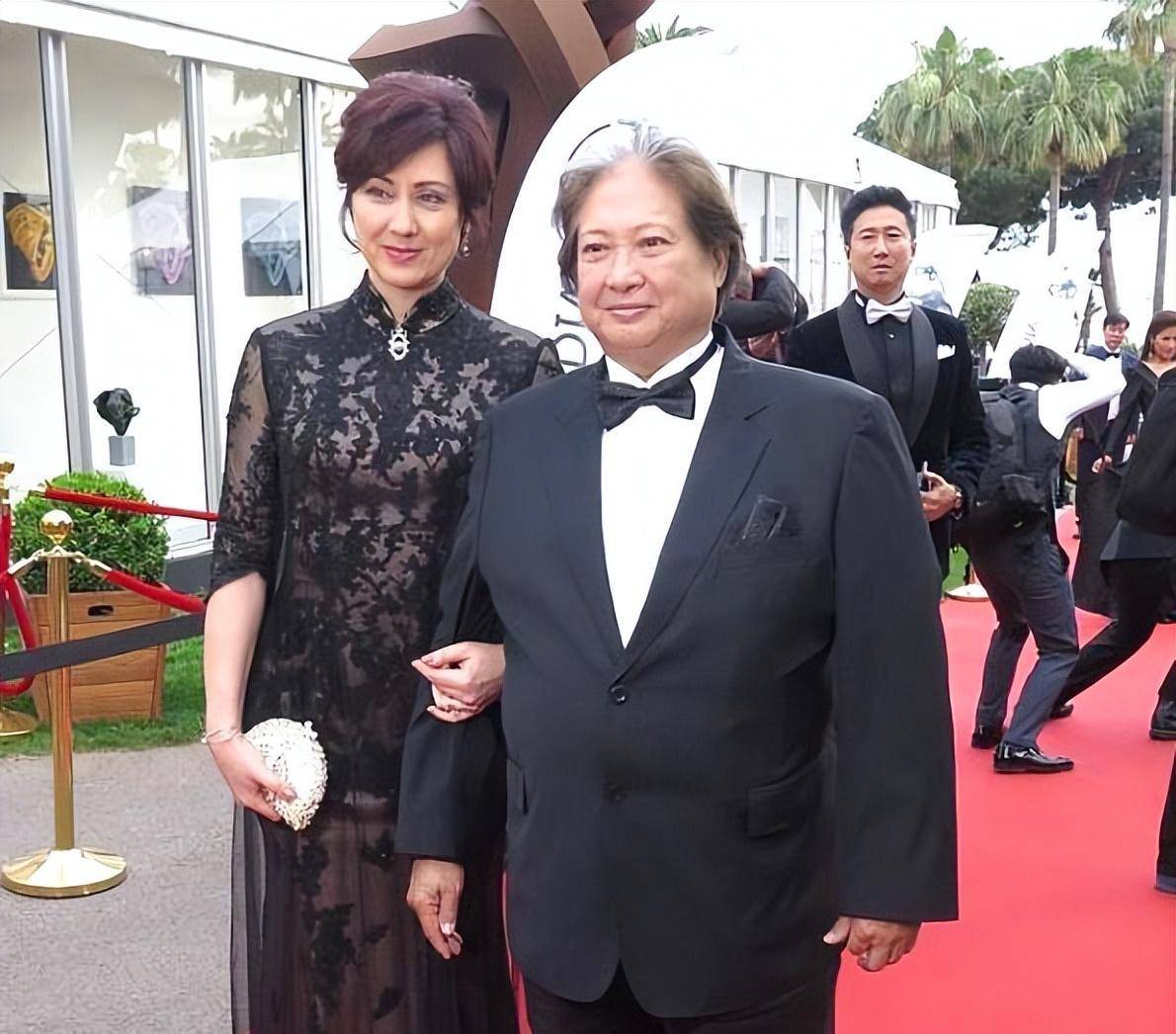 洪金宝韩国前妻曹恩玉罕见现身为孙子庆生,气质出众不显老_家庭_生活