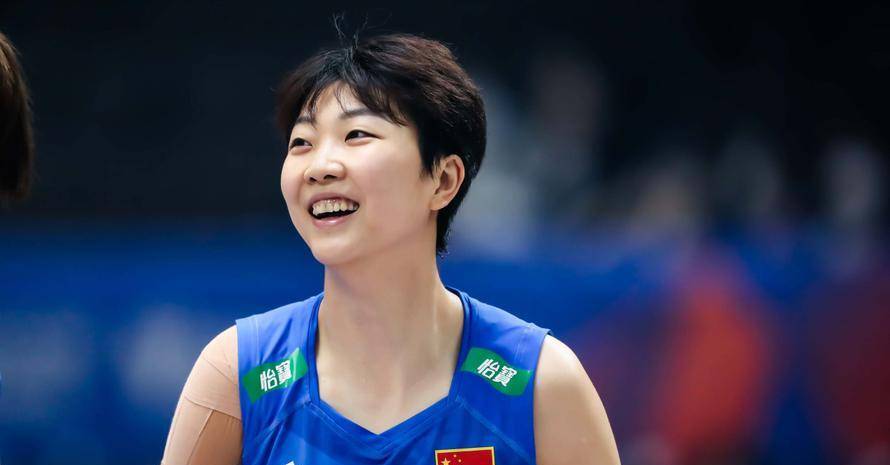 太美了,女排队长晒出泳装照,长发披肩,性感吸睛的1米多长腿!