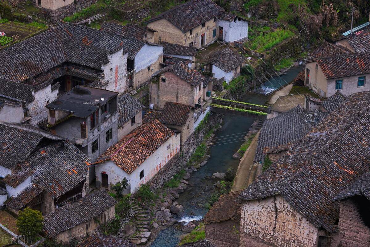 村莊建造於清代雍正年間,金溪從山而下貫穿整個村莊,村落依山就勢