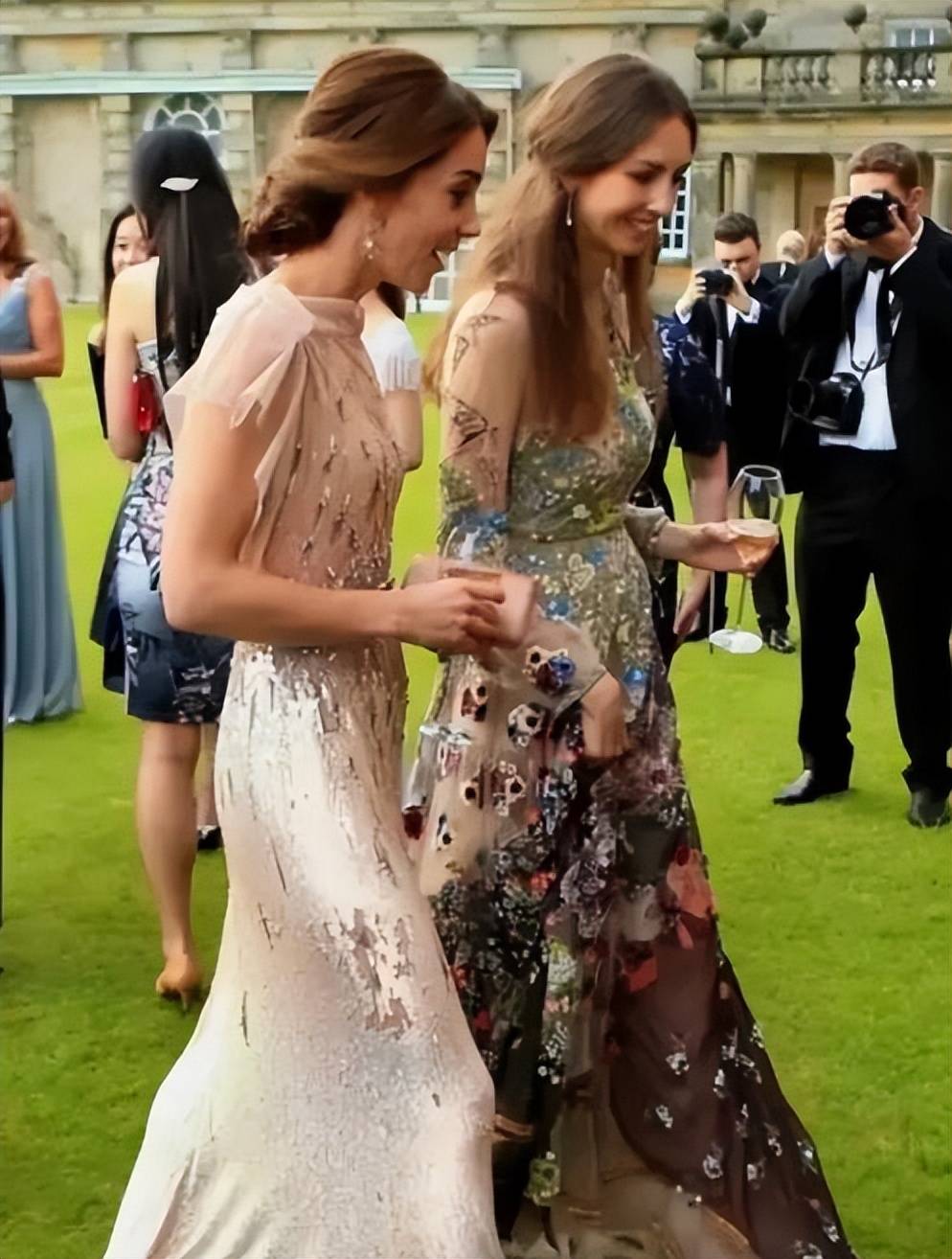 最重要的是罗斯这个人还挺有能力的,并且还是经纪公司storm的模特其实