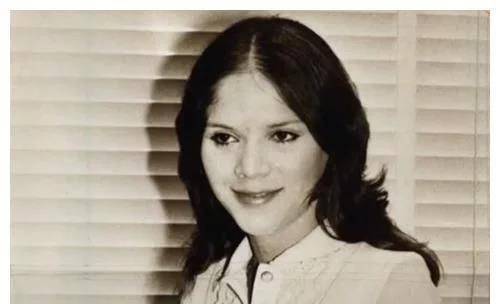 当时,黎爱莲前途光明,声誉很高.