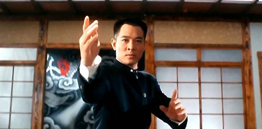 被李连杰分手,生下小女儿后独居地下室十年,黄秋燕样