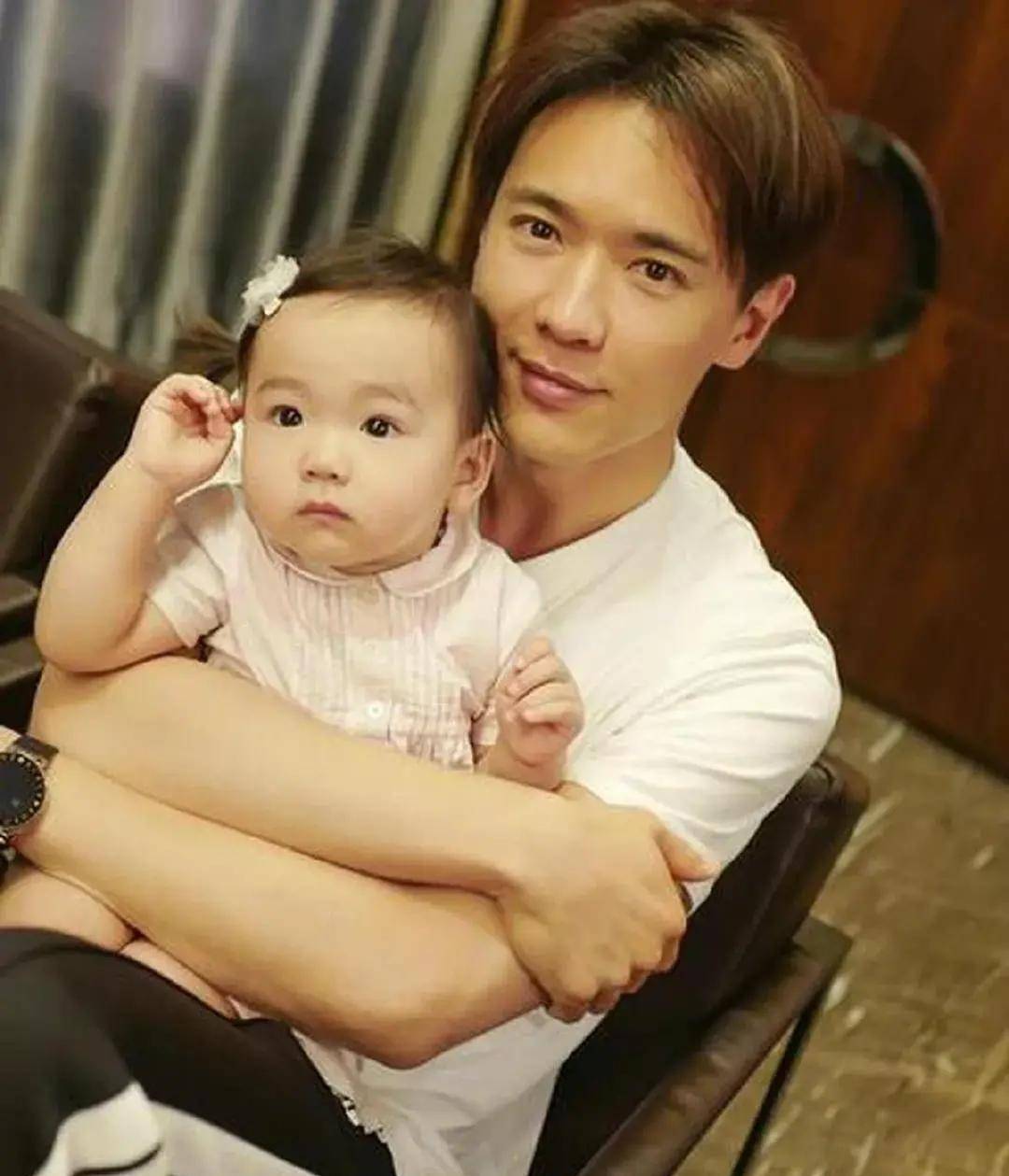 高云翔带女儿现身前妻餐厅憔悴不少,反观董璇事业爱情蒸蒸日上_苏小玎