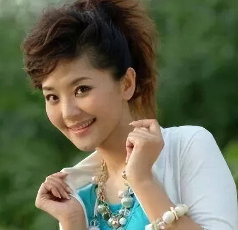 主持人方琼:嫁大8岁副台长,闪婚后生下可爱儿子,活成人生赢家