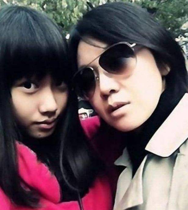 邹元清在《秘果》中扮演了斯嘉丽,将青春期的女生的状态表现得很到位