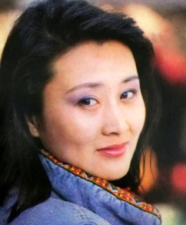 事业巅峰时嫁人,将作家丈夫培养成亿万富豪,"慧芳"到底多贤惠_凯丽