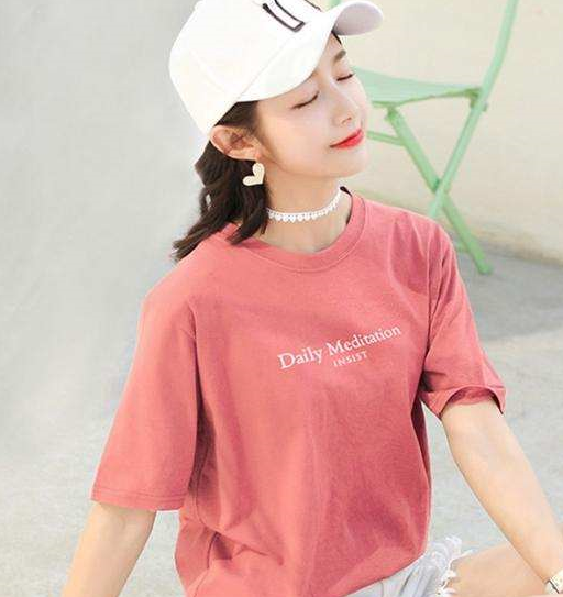 粉红色的短袖让你更加亮眼吸睛,刚到手肘的袖口给衣服带来时尚元素