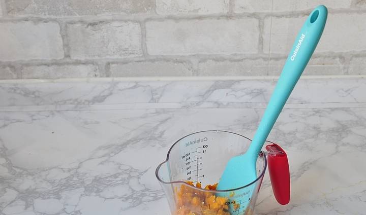 具体做法:高筋面粉220克熟南瓜泥150克牛奶50克水50克糖20克盐3克酵母