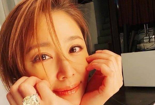 林心如近照丝毫不见老,3千万钻戒太抢镜!