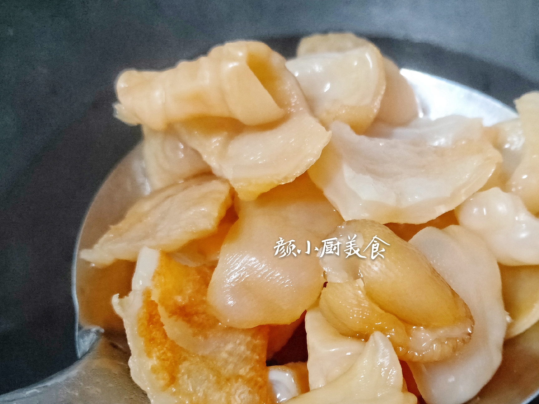 把海蜇皮,猪腰,青红灯笼椒,洋葱,小米辣,蒜末倒入锅中翻炒,火候要大