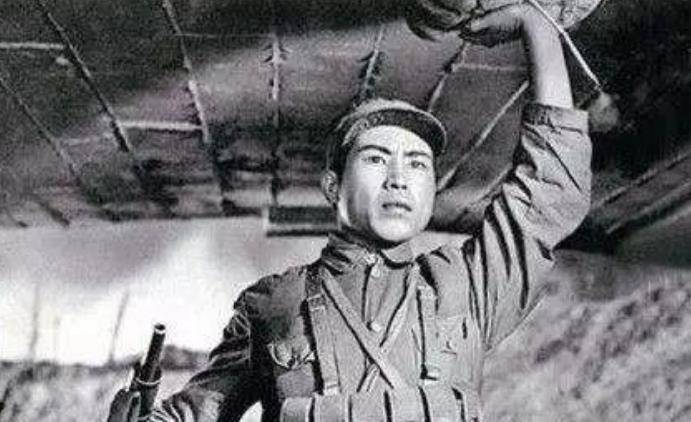 叫董存瑞,此人几乎是家喻户晓,就他舍身炸碉堡这个故事,每个人都十分