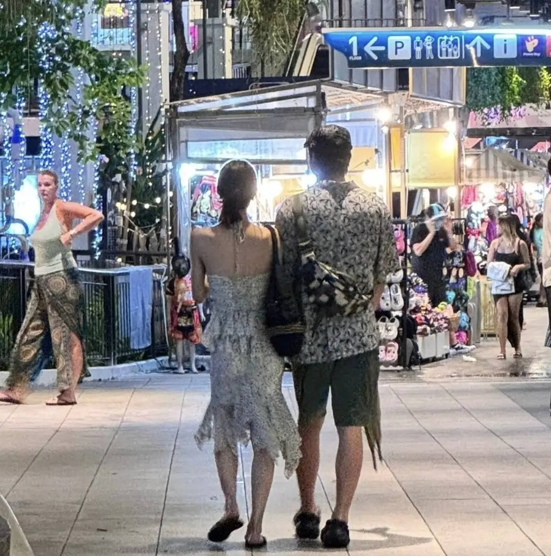 钟楚曦侯雯元出游再被偶遇 散步逛街甜度超标-搜狐大视野-搜狐新闻