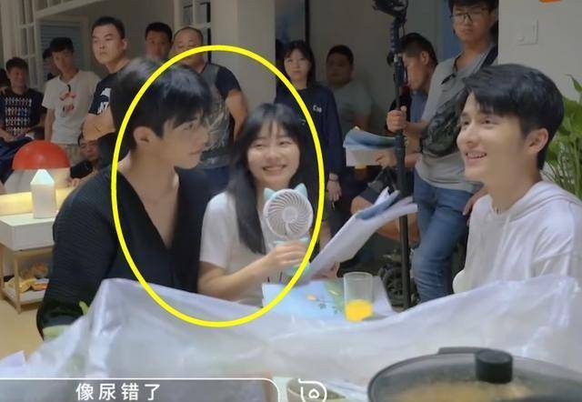 花絮:谭松韵没坐稳,宋威龙一把揽住腰身,两人互动甜蜜看酸小哥_张新成