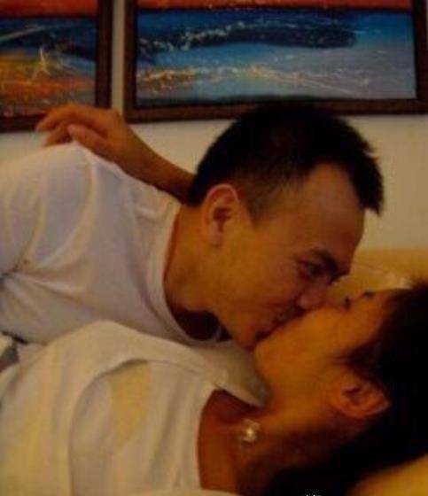 网友们对于刘涛的素颜照感到难以置信,但是每天看到刘涛素颜的王珂却