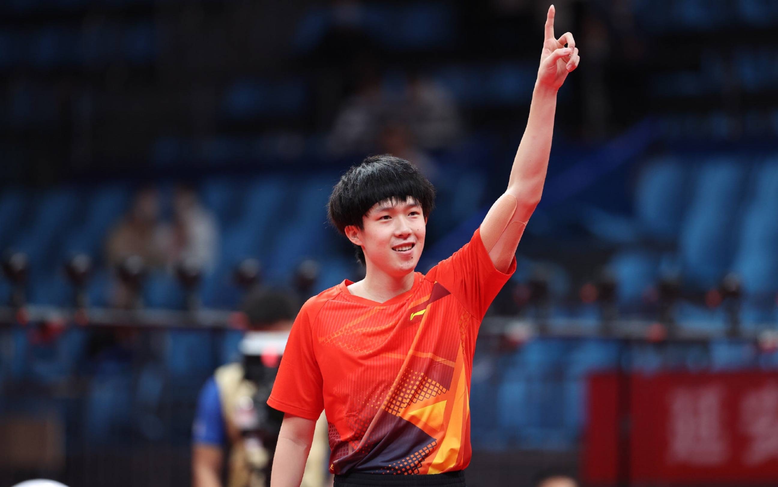 王楚钦晒最新自拍:标准帅哥一枚!