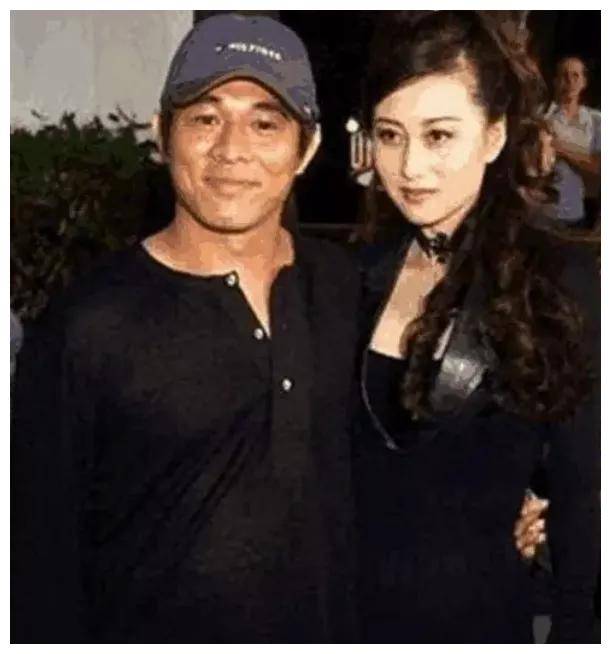 黄秋燕和李连杰相识于1980年,当时他们还只是两个普通的青少年.