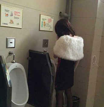 搞笑段子:一直很好奇为什么女生都喜欢这样练一字马_女神_厕所_脏东西