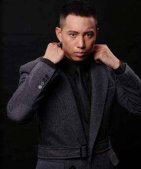 谷智鑫拍戏坠马成瘫痪,女友放弃事业尽心照顾,如今现状怎么样?