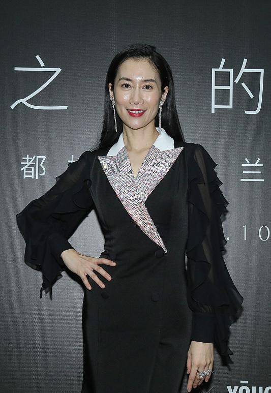 温峥嵘妆容看着有"油",但穿黑色v领西装,气质却出乎的