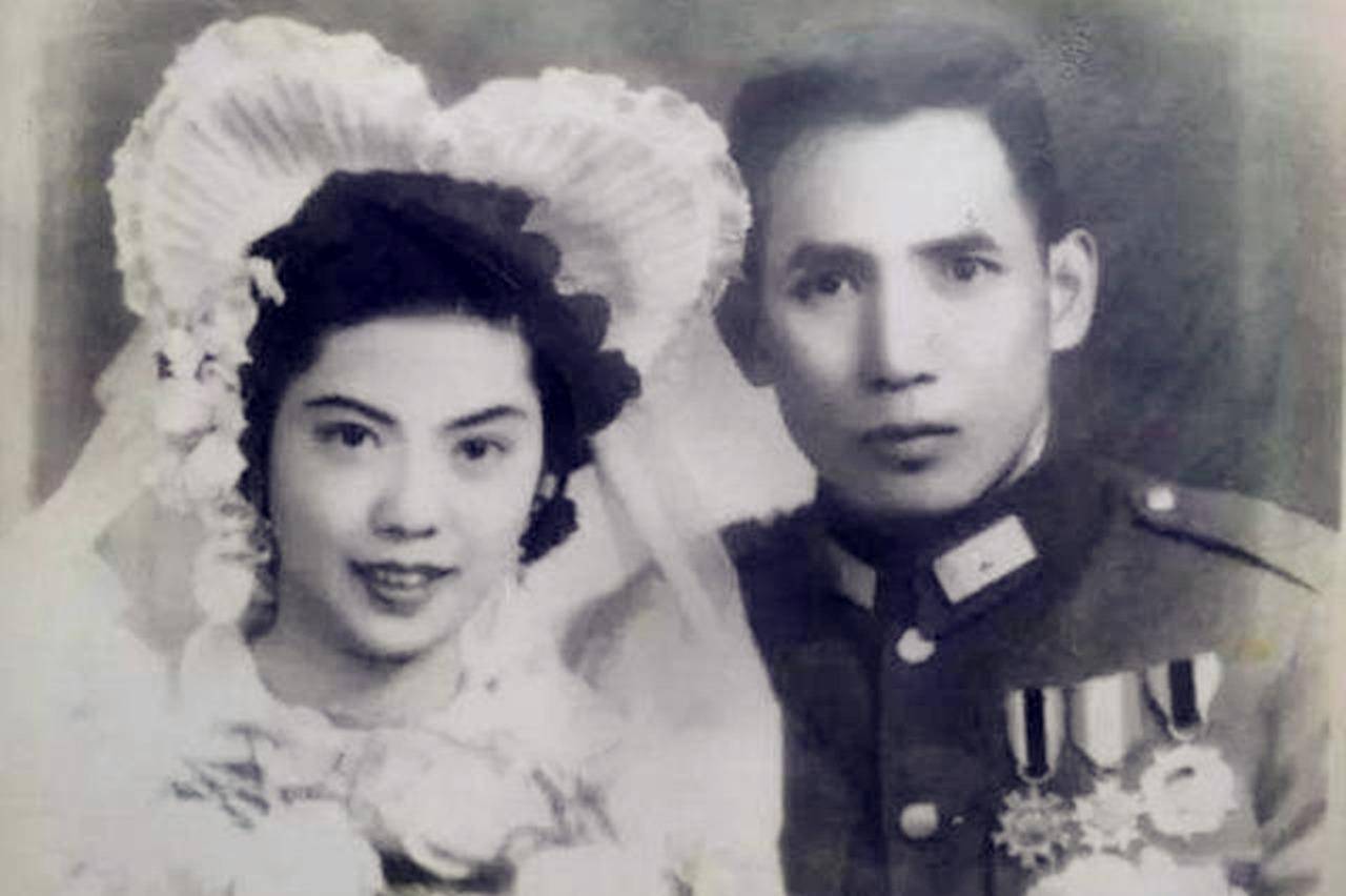 她17岁嫁给黄维,丈夫入狱她苦等27年;他出狱她自杀,晚