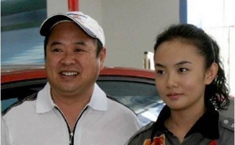 婚后的王晓曦更是老当益壮意气风发,还带领妻子李芳蕾,转战演艺圈开辟