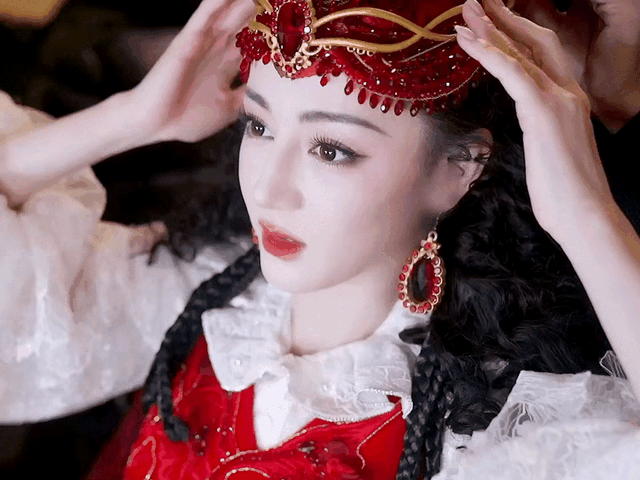 热巴春晚:美丽飒飒,绝佳踢腿,花絮更迷人