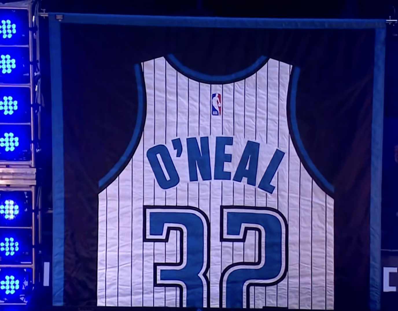 球衣正式退役:成队史首人咧嘴大笑 演讲秒变大活宝_奥尼尔_球员_队友